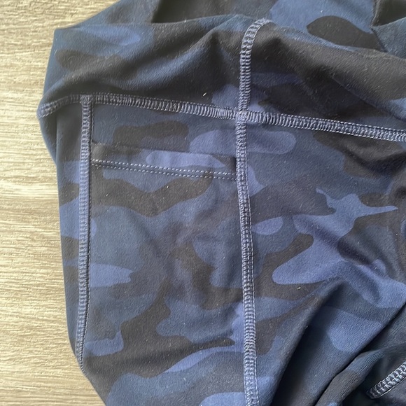 Daskin blue camo leggings size medium - Picture 3 of 3